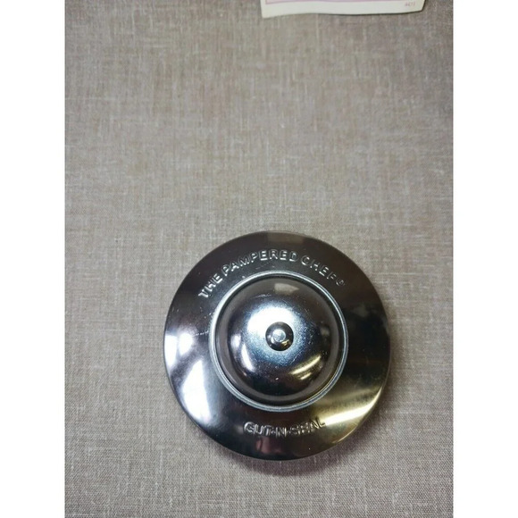 Vintage Pampered Chef Cut-N-Seal 3.5" Sandwich Cutter and Sealer W/Pamplet 1996 - Picture 2 of 9